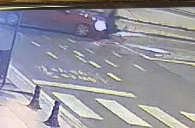 Çarpıştığı arabanın üzerinden takla attı: O anlar kamerada