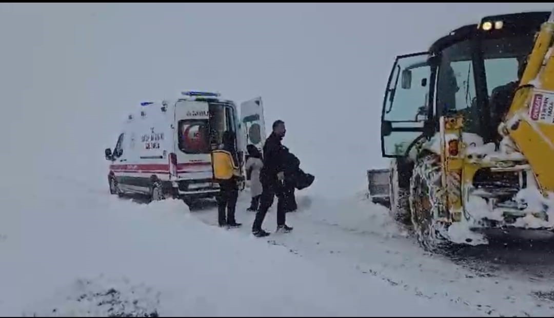 Van’da kar yağışı ulaşımı aksattı: Sağlık ve belediye ekipleri alarma geçti