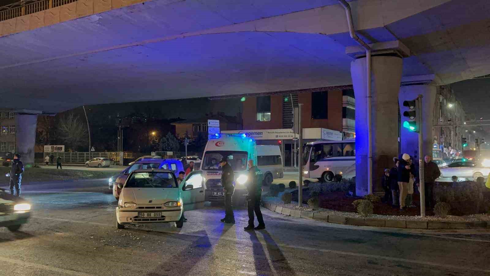 Otomobille hafif ticari araç çarpıştı: 1 yaralı