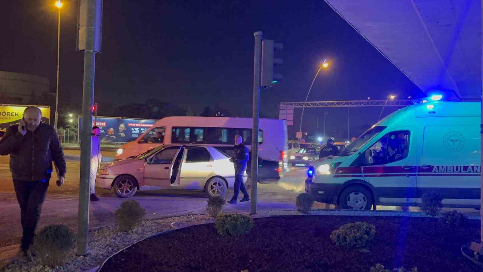 Otomobille hafif ticari ara&ccedil; &ccedil;arpıştı: 1 yaralı
