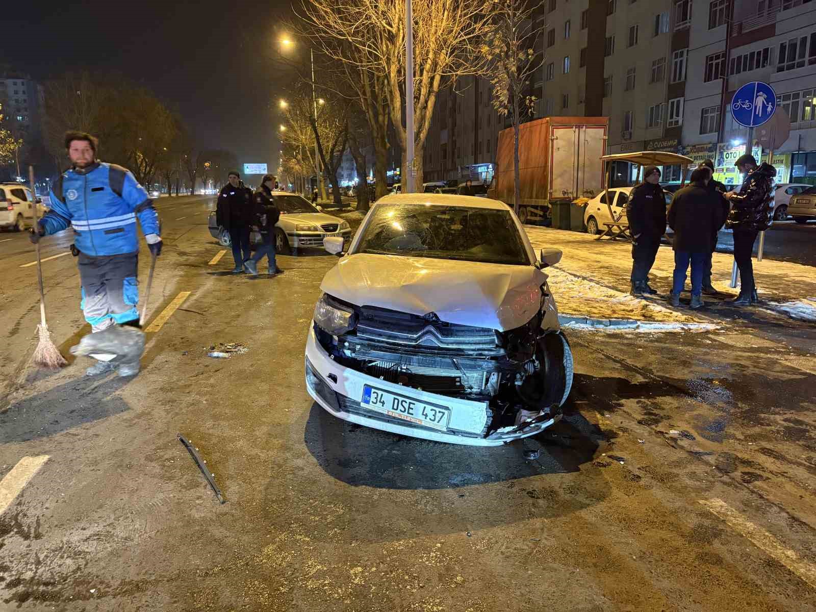 Kayseri’de iki otomobilin çarpıştığı kazada 3 kişi yaralandı