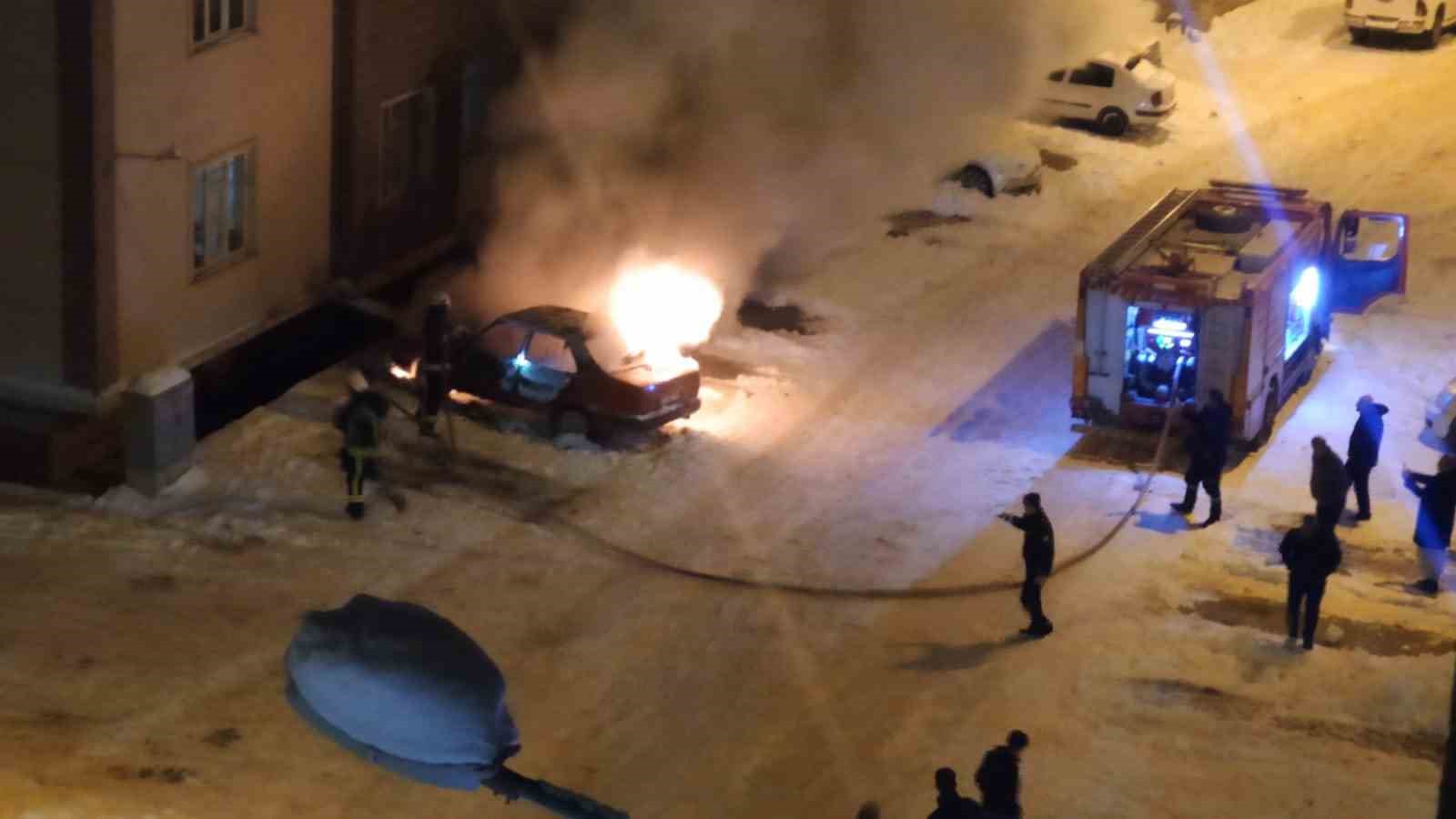 Van’da park halindeki otomobil alev alev yandı