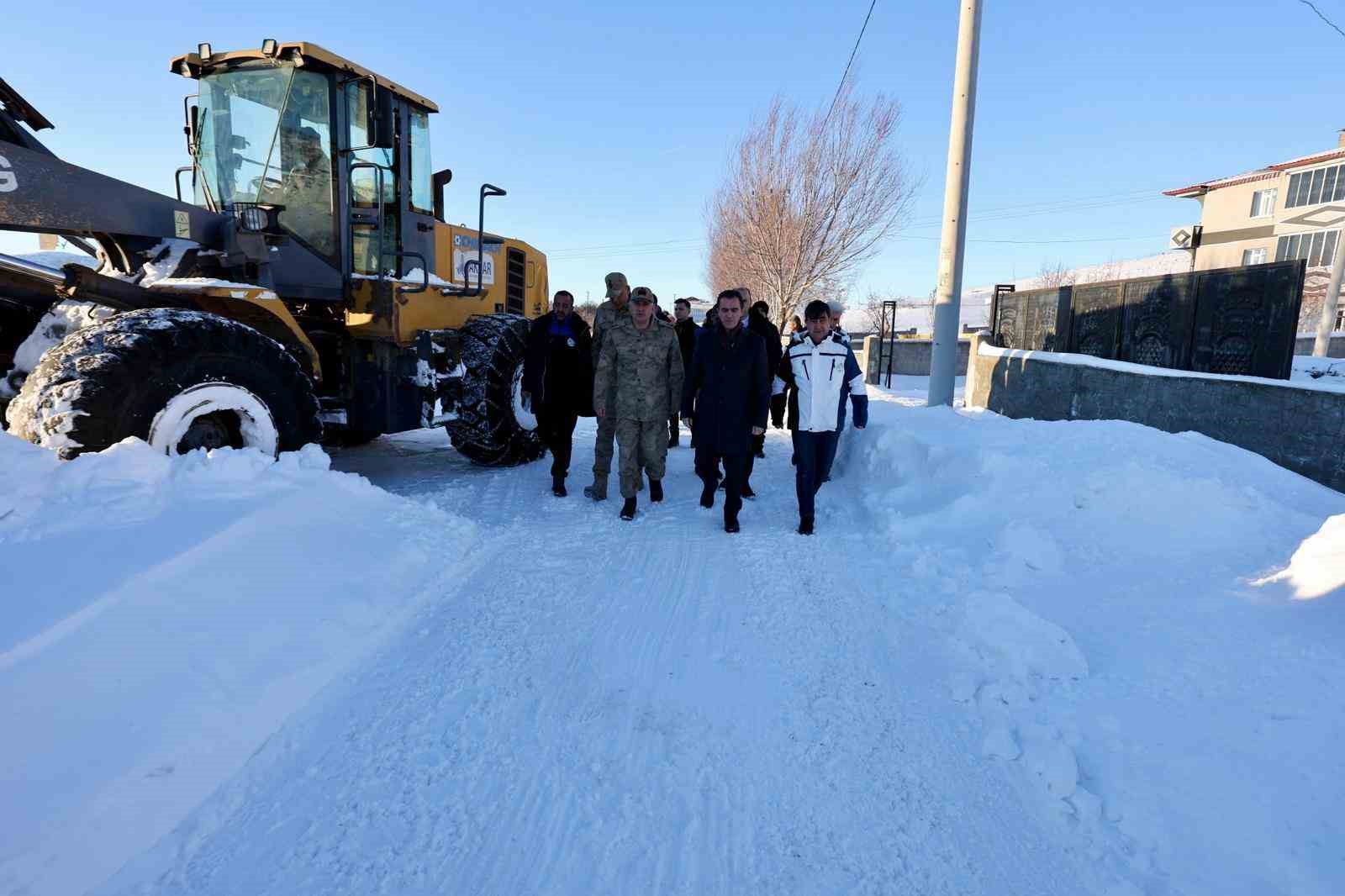 Bitlis&rsquo;te karla m&uuml;cadele &ccedil;alışmaları aralıksız devam ediyor
