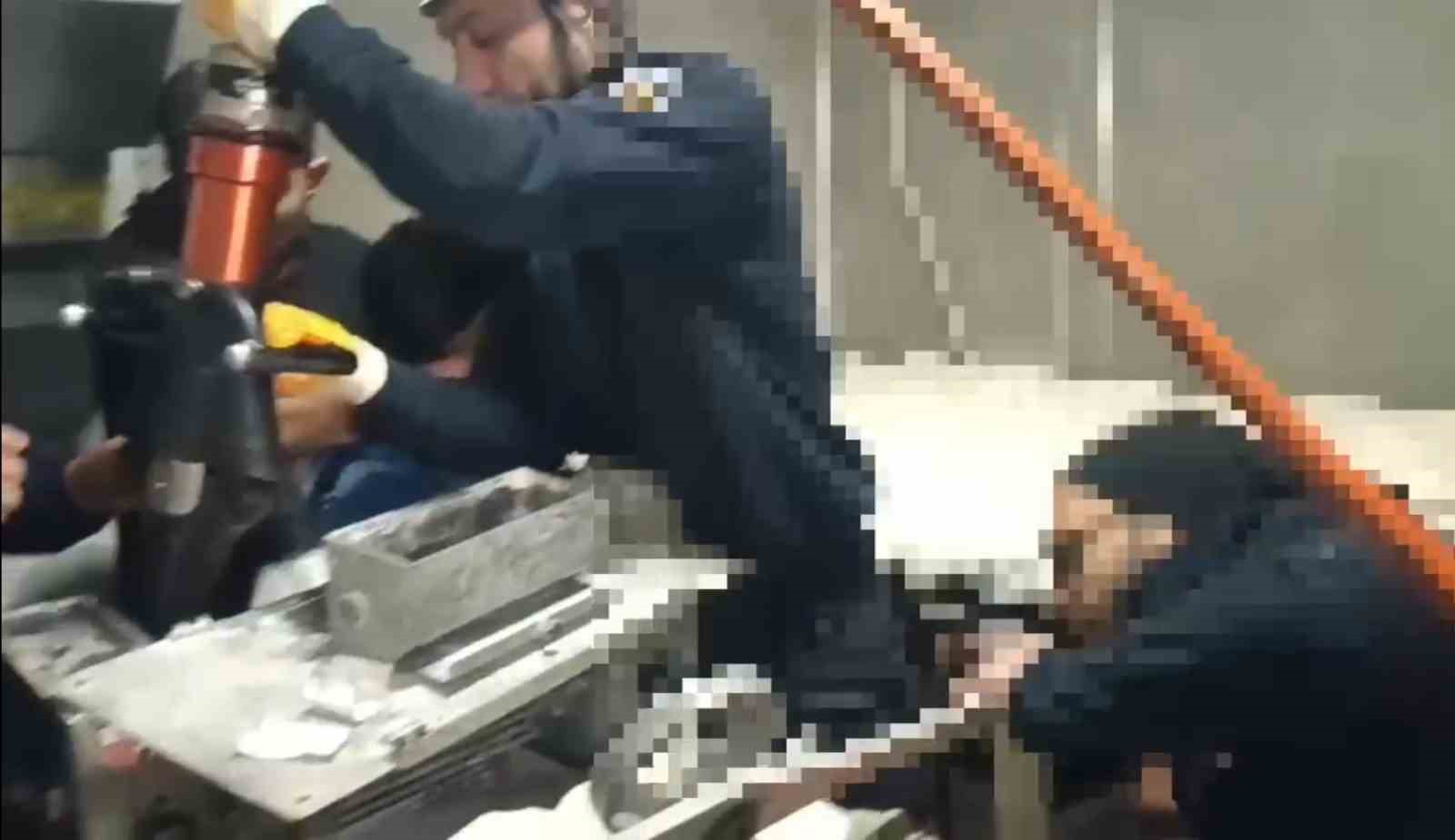 Kolu hamur makinesine sıkışan çocuğun imdadına itfaiye yetişti