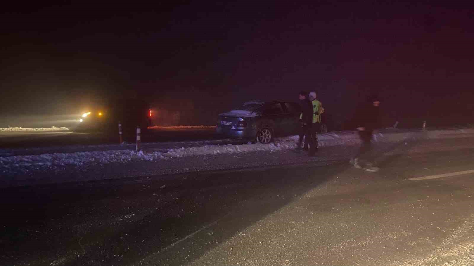 Muş’ta sis ve buzlanma kazaya neden oldu: Otomobil refüje çarptı