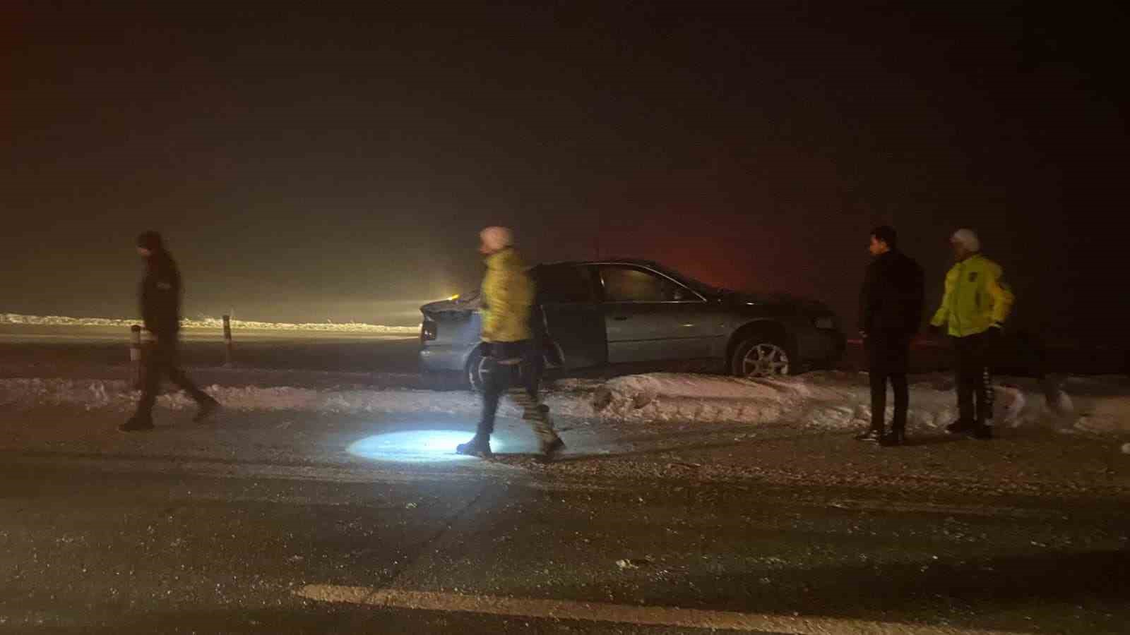 Muş&rsquo;ta sis ve buzlanma kazaya neden oldu: Otomobil ref&uuml;je &ccedil;arptı
