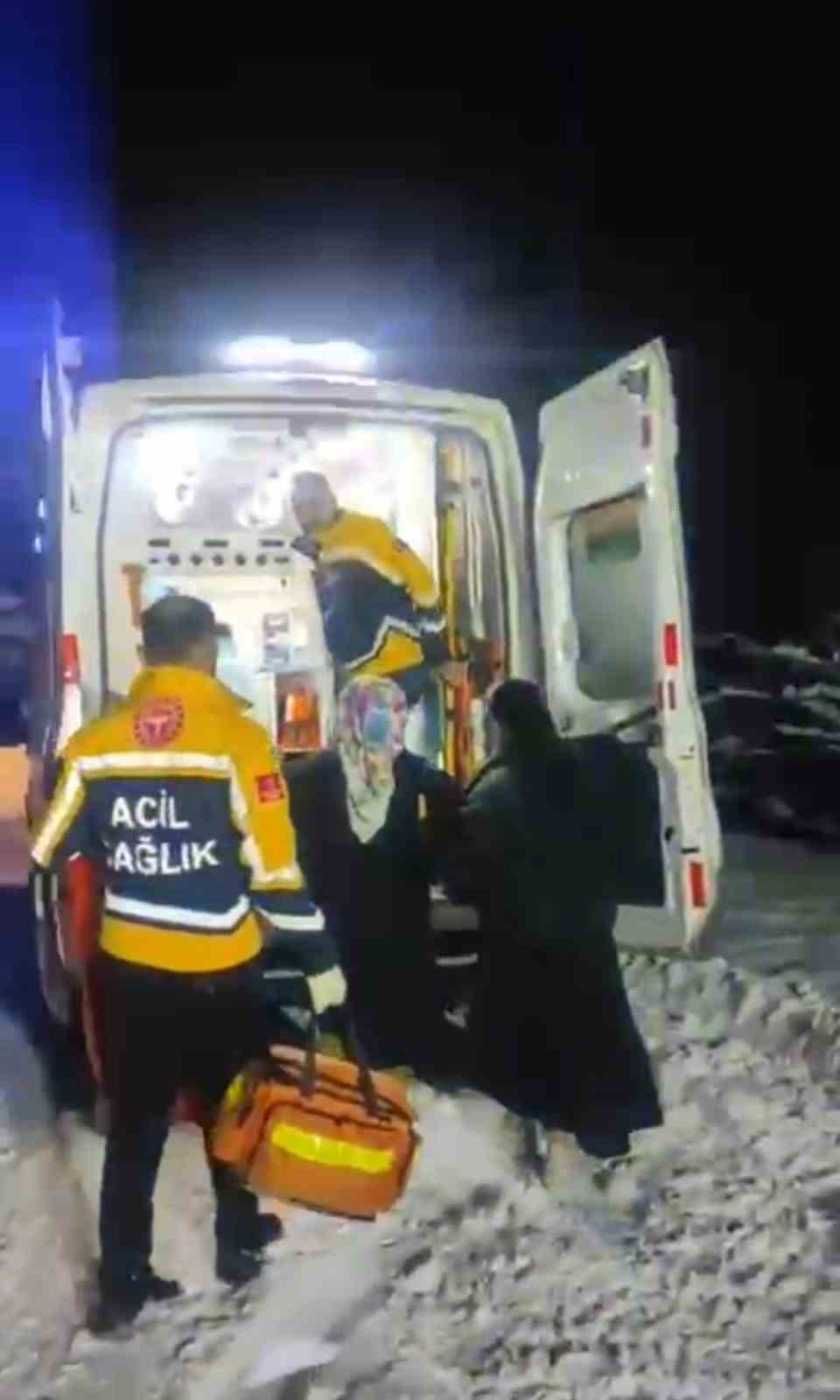 Yolu kapanan köyde doğum sancısı tutan kadın 2 saat süren çalışmayla hastaneye ulaştırıldı