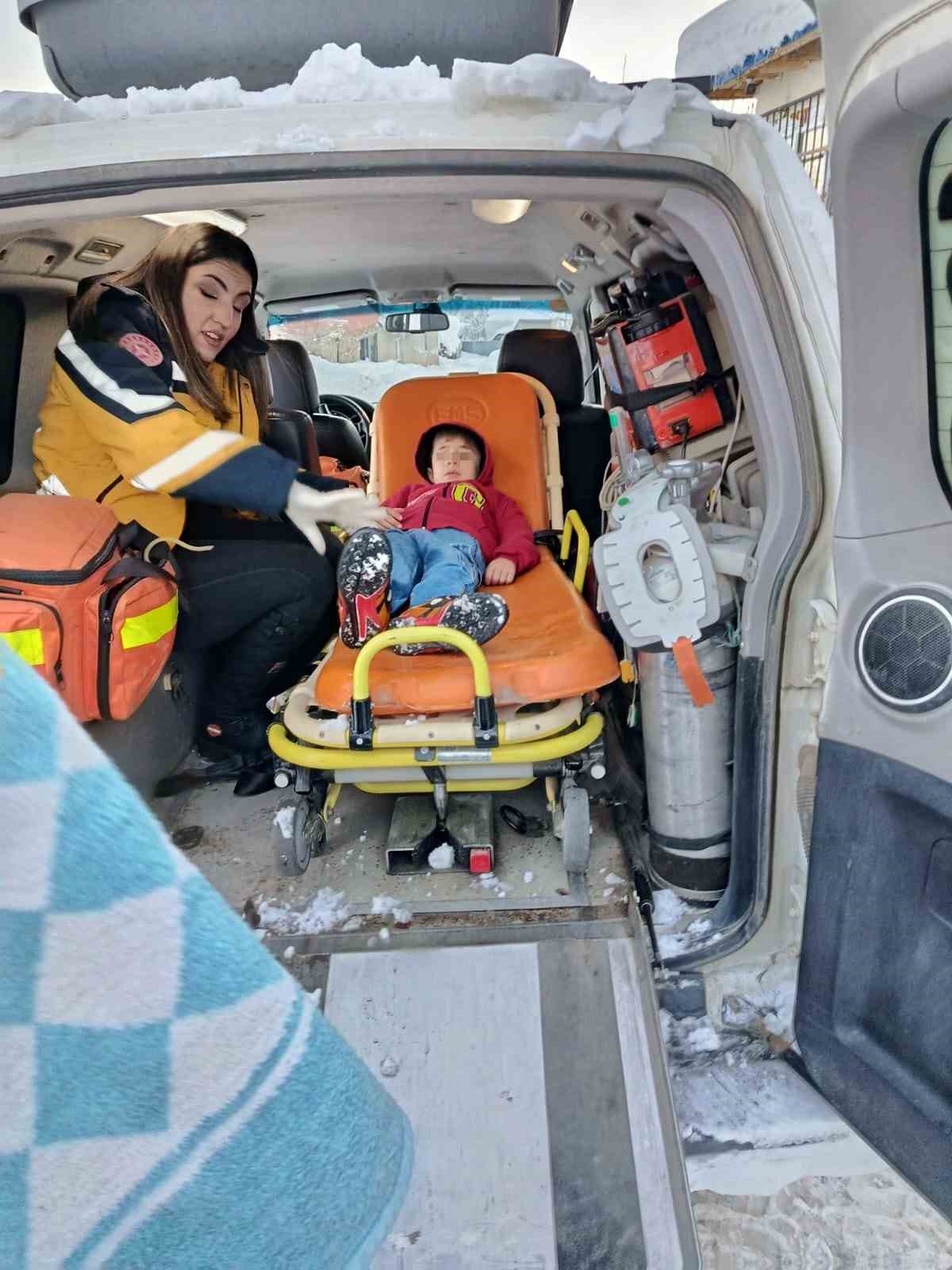 Damdan düşerek yaralanan çocuk hastaneye ulaştırıldı