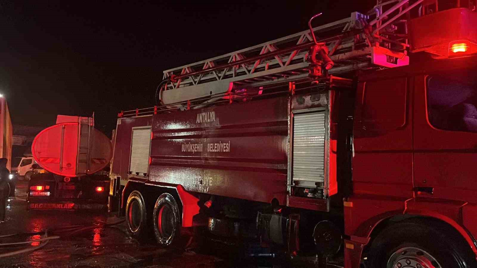 Alanya’da muz sarartma tesisinde yangın: Tonlarca muz zarar gördü