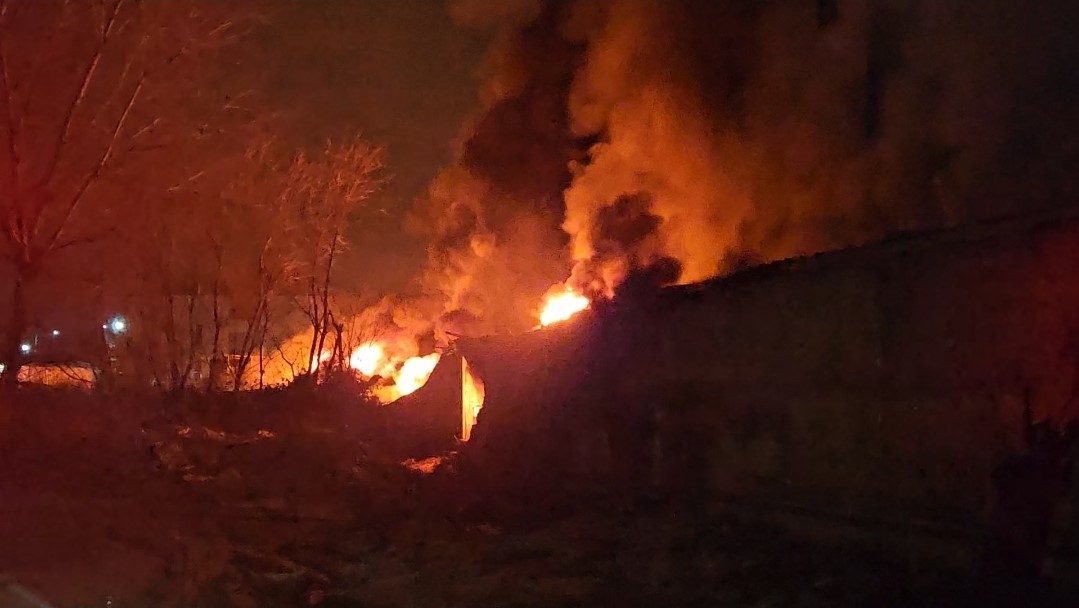 Esenyurt&rsquo;ta hırdavat fabrikasında başlayan yangın geniş alana sı&ccedil;radı
