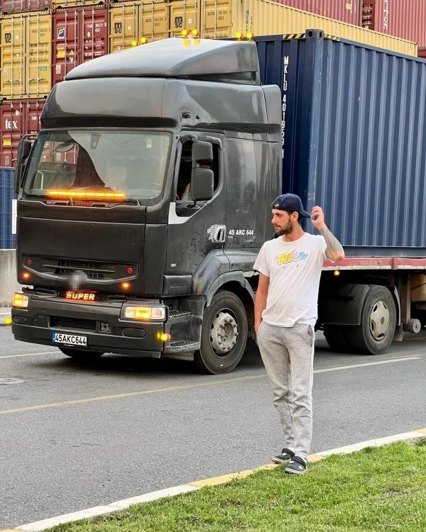 Kontrolden &ccedil;ıkan tırın raylara u&ccedil;tuğu kazada tren seferleri durduruldu: 1 &ouml;l&uuml;
