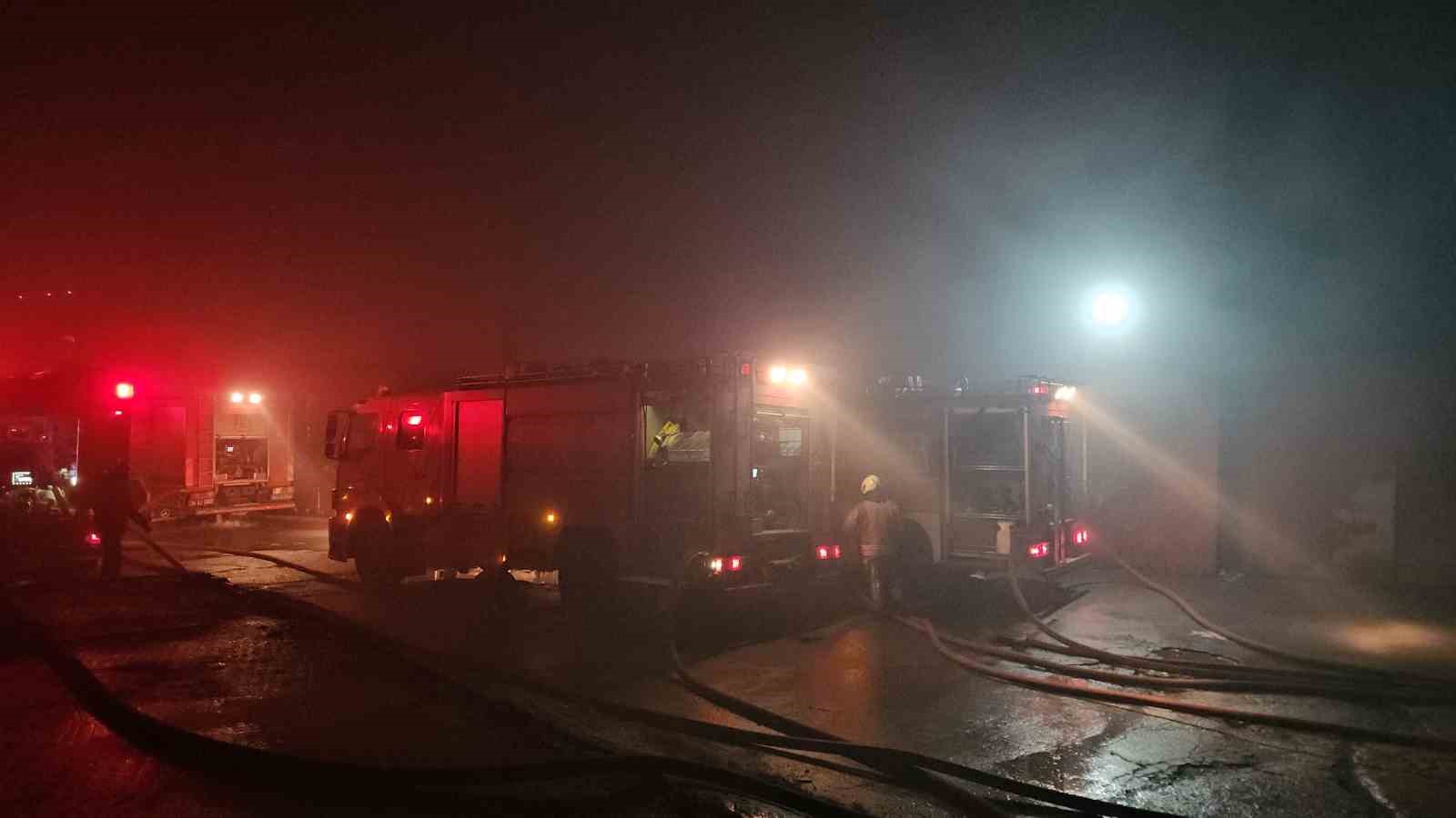 Esenyurt&rsquo;taki fabrika yangını 4 saattir devam ediyor: Patlamalar peş peşe geldi
