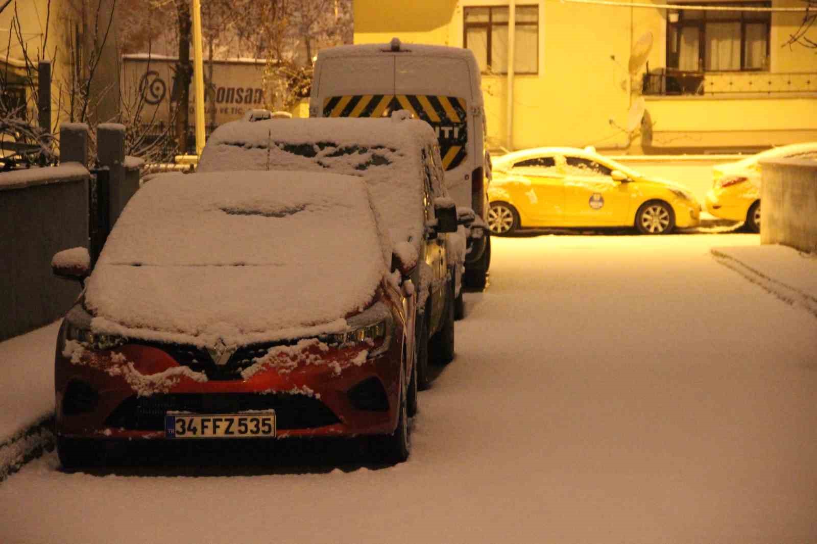 Çorum’da kar etkisini göstermeye başladı: Kent merkezi beyaza büründü