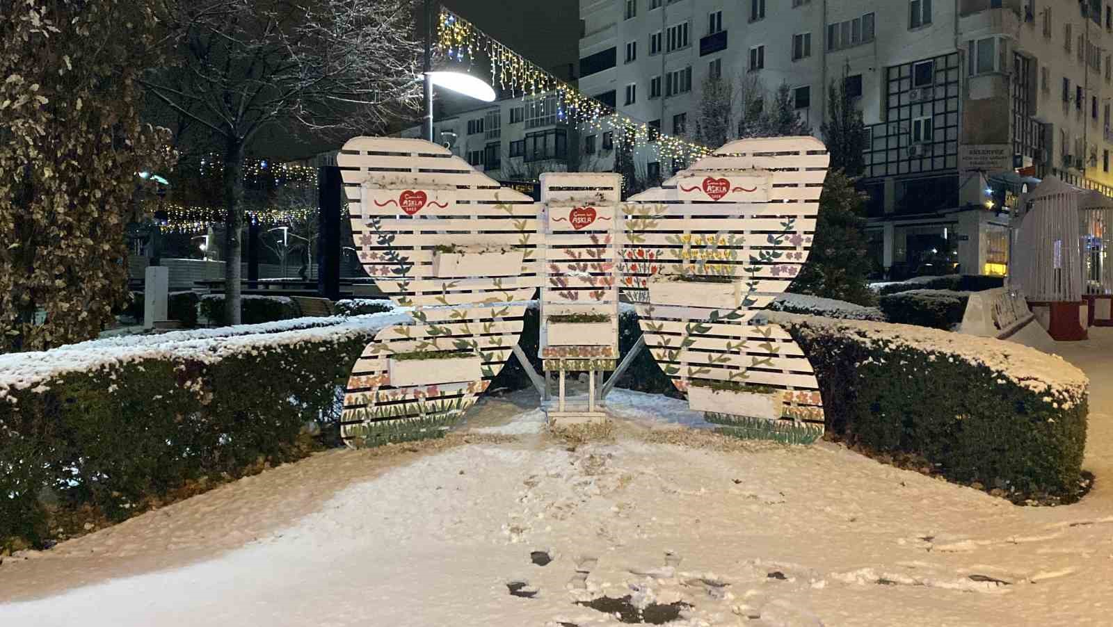 &Ccedil;orum&rsquo;da kar etkisini g&ouml;stermeye başladı: Kent merkezi beyaza b&uuml;r&uuml;nd&uuml;
