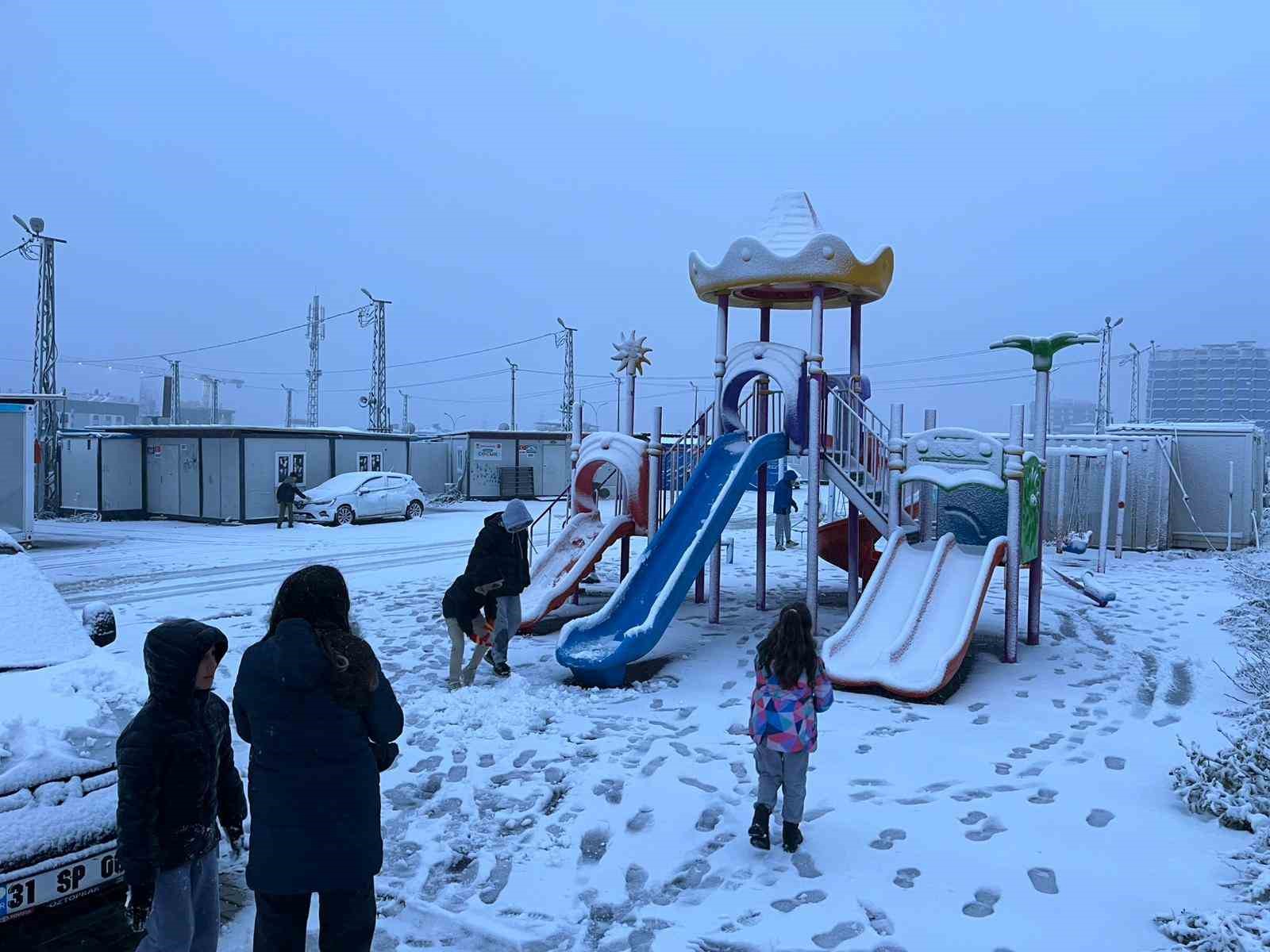 Kar yağışı Hatay’ı beyaza bürüdü, 2 ilçede okullar tatil edildi