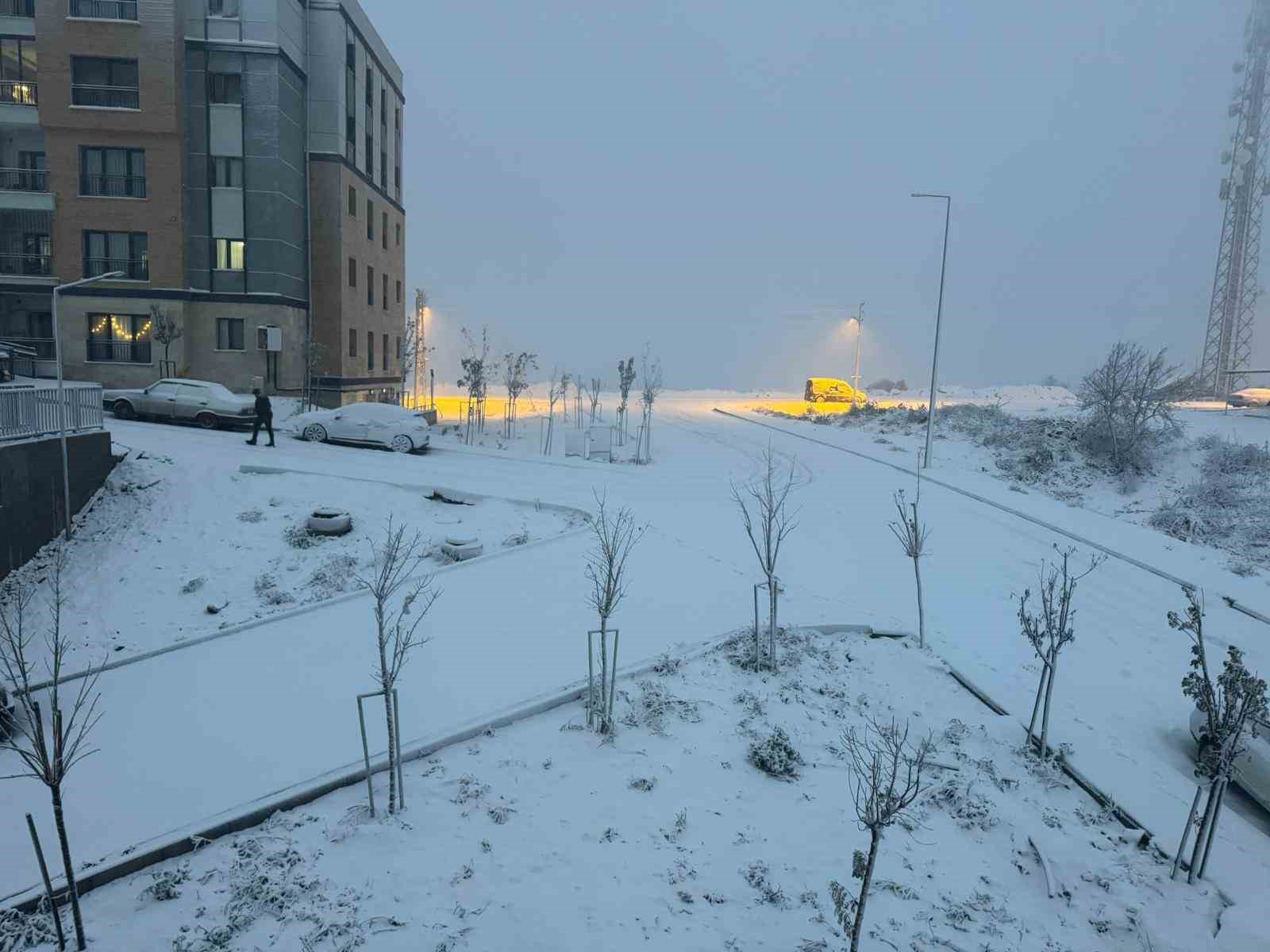 Kar yağışı Hatay&rsquo;ı beyaza b&uuml;r&uuml;d&uuml;, 2 il&ccedil;ede okullar tatil edildi
