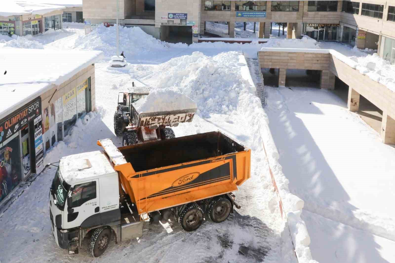 Bitlis’te biriken karlar kamyonlarla taşınıyor