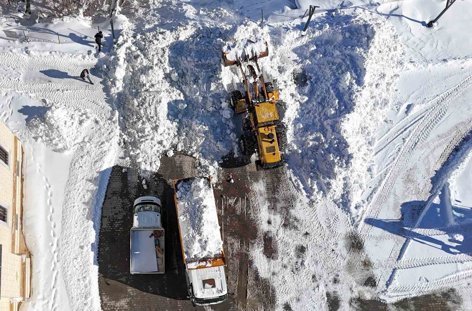 Bitlis&rsquo;te biriken karlar kamyonlarla taşınıyor
