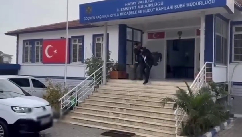 Hatay&rsquo;da ara&ccedil;ta 6 ka&ccedil;ak g&ouml;&ccedil;men yakalandı
