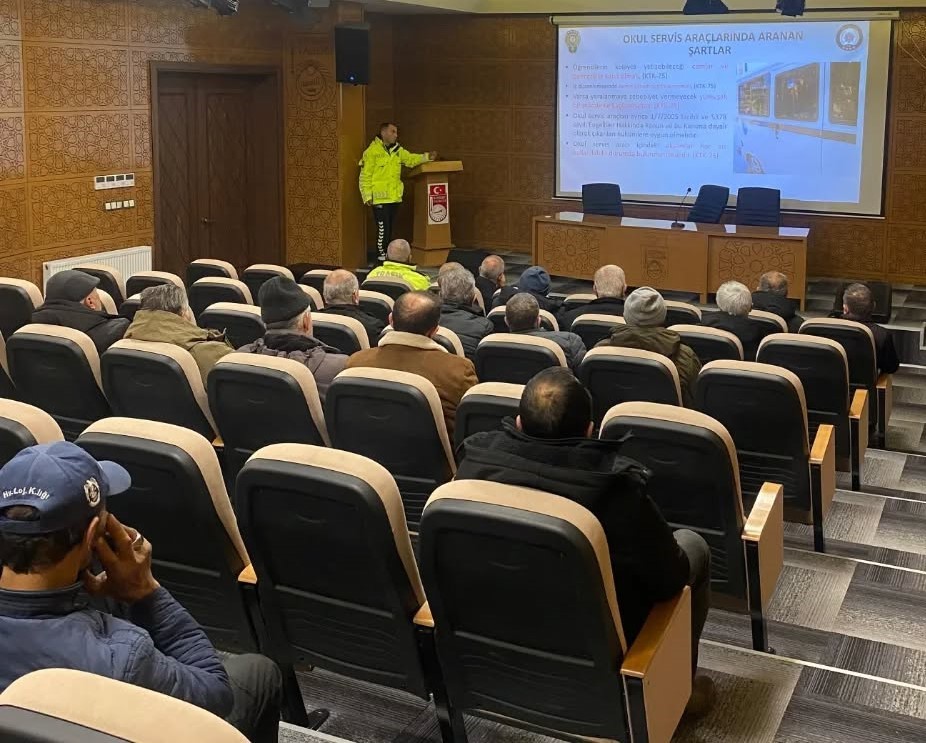 Bayburt’ta okul servis sürücülerine trafik eğitimi verildi