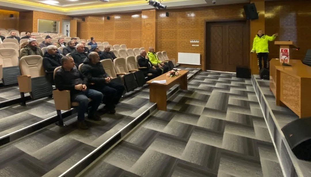 Bayburt&rsquo;ta okul servis s&uuml;r&uuml;c&uuml;lerine trafik eğitimi verildi
