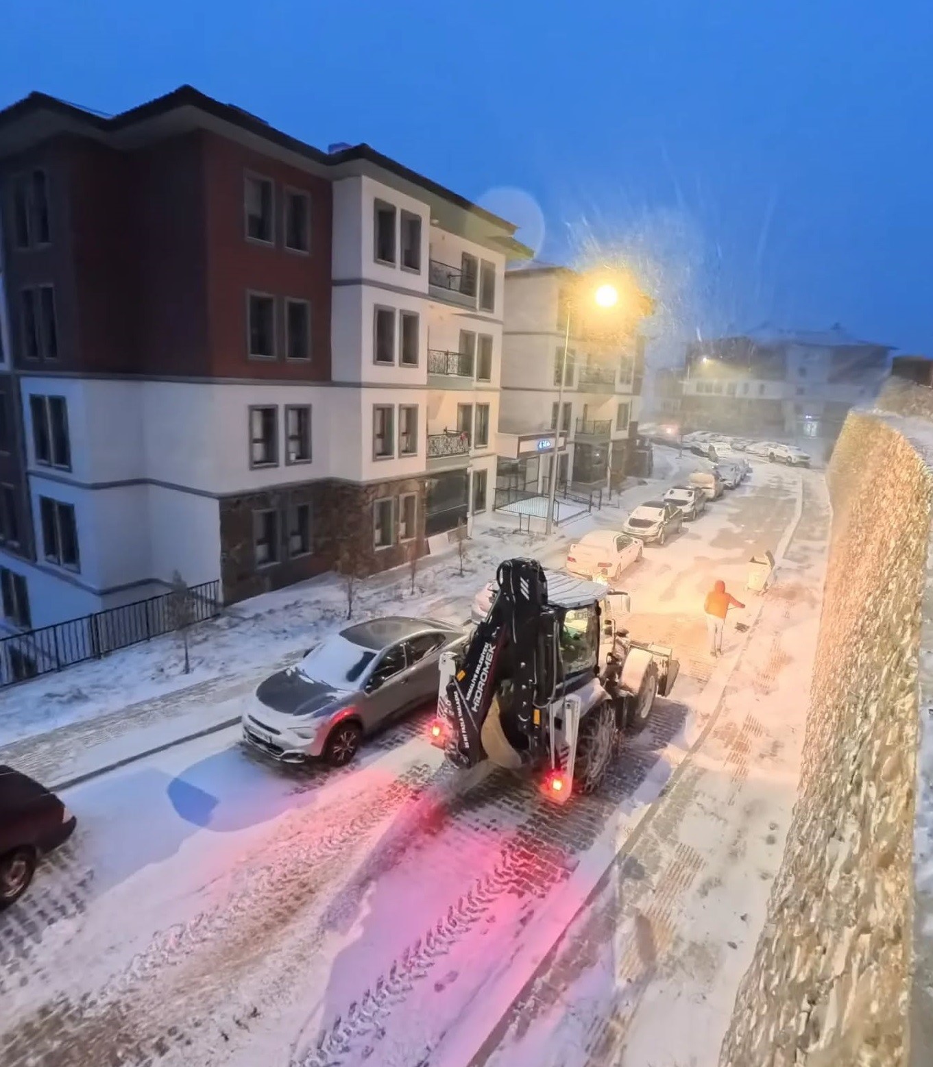 Kemaliye&rsquo;de karla m&uuml;cadele &ccedil;alışmaları aralıksız s&uuml;r&uuml;yor
