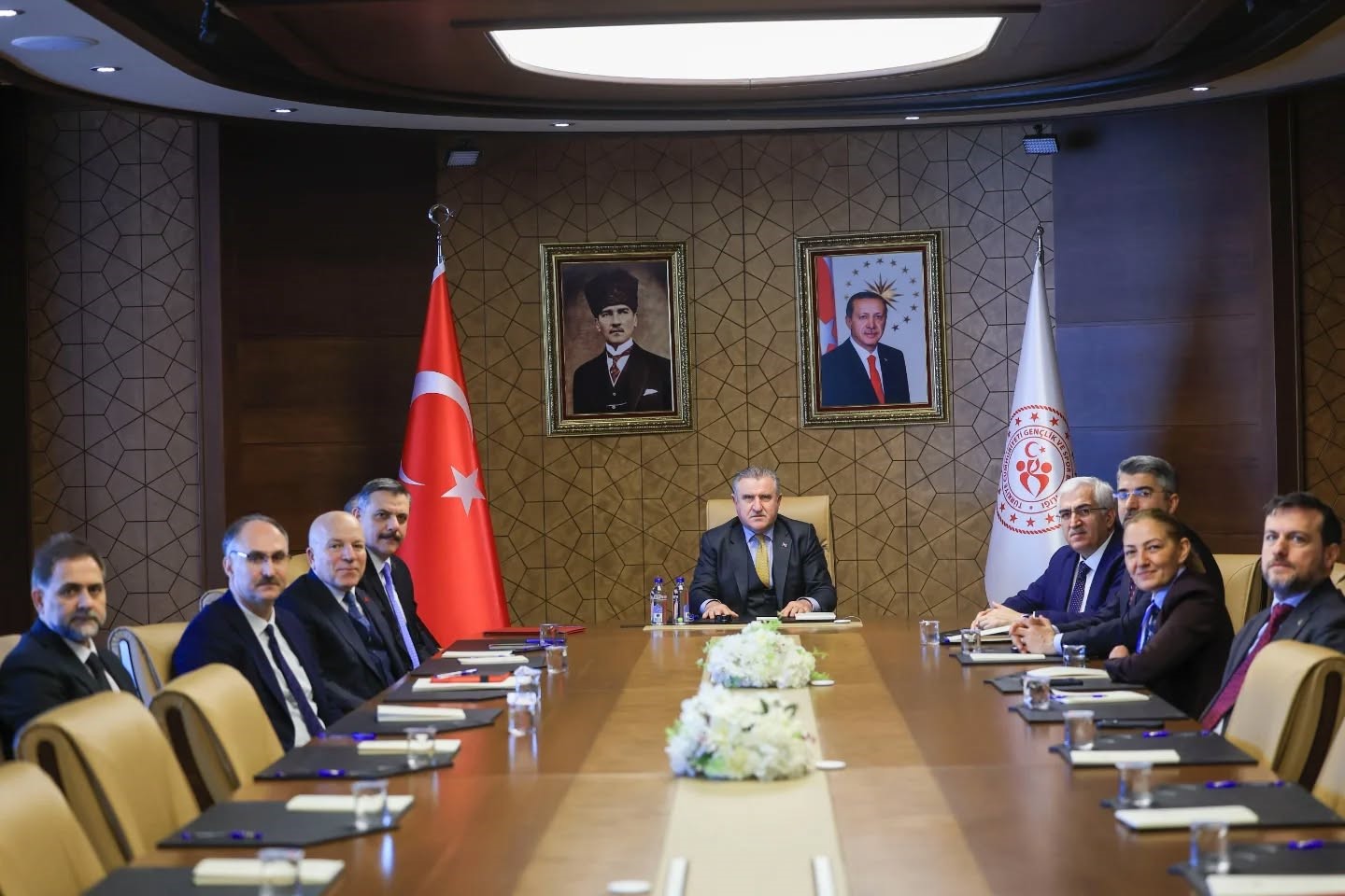 5 bin kişilik salon i&ccedil;in imzalar atıldı
