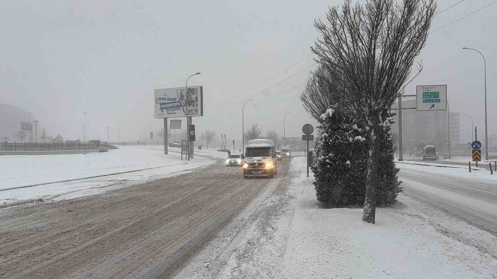 Gaziantep’te yoğun kar yağışı etkili oluyor