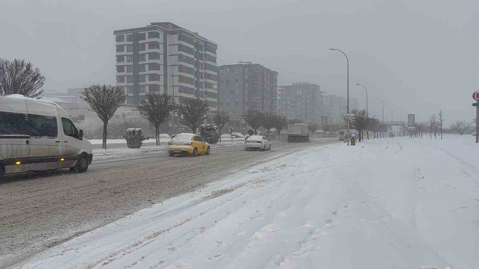 Gaziantep&rsquo;te yoğun kar yağışı etkili oluyor
