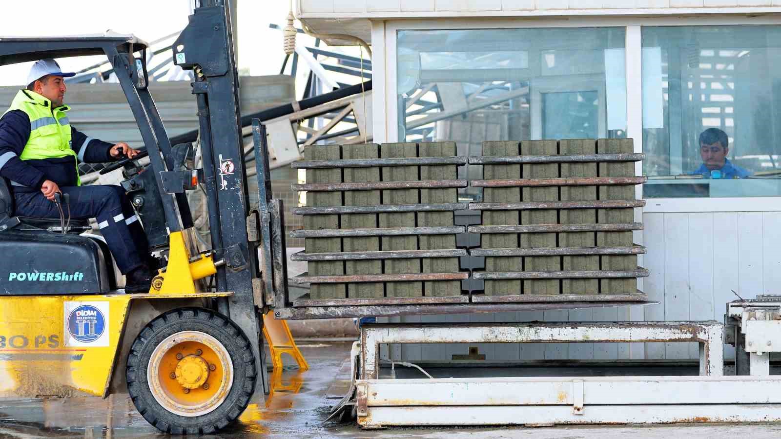 Didim Belediyesi, parke taşlarını kendisi &uuml;retiyor
