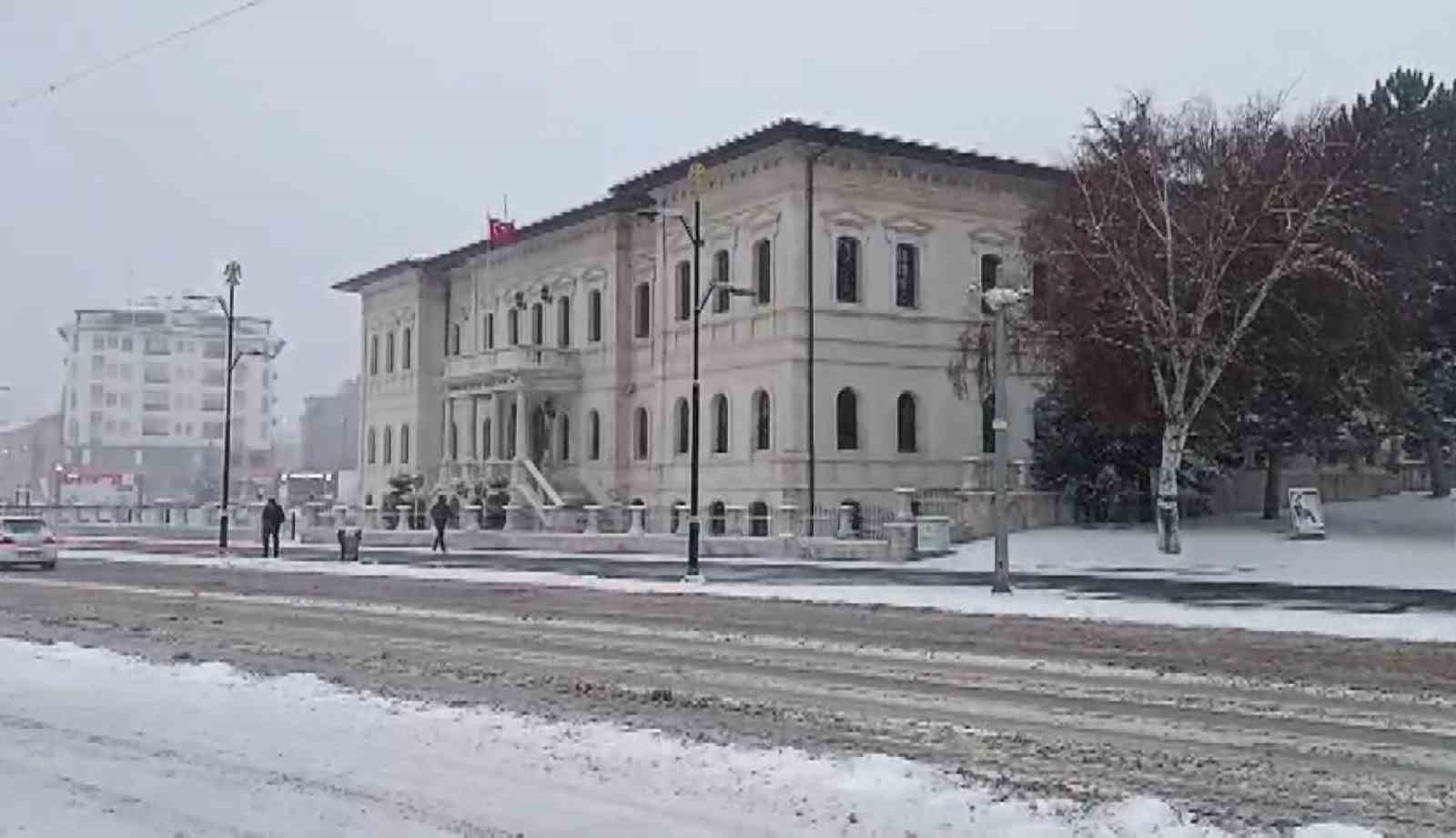 Sivas i&ccedil;in sarı kod uyarısı yapılmıştı, beklenen kar yağışı başladı
