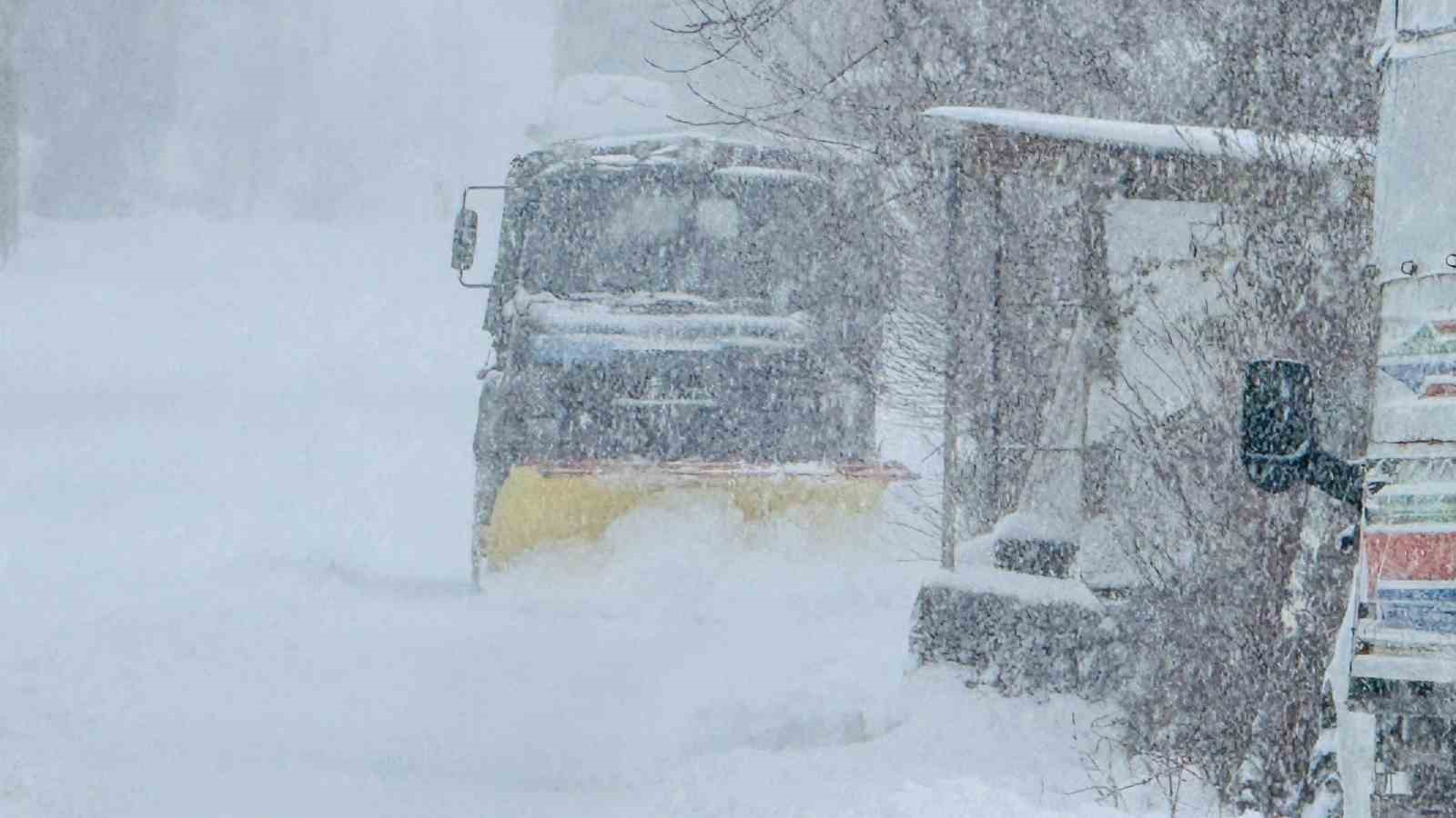 Mehmetçik karla kaplı yolları açtı