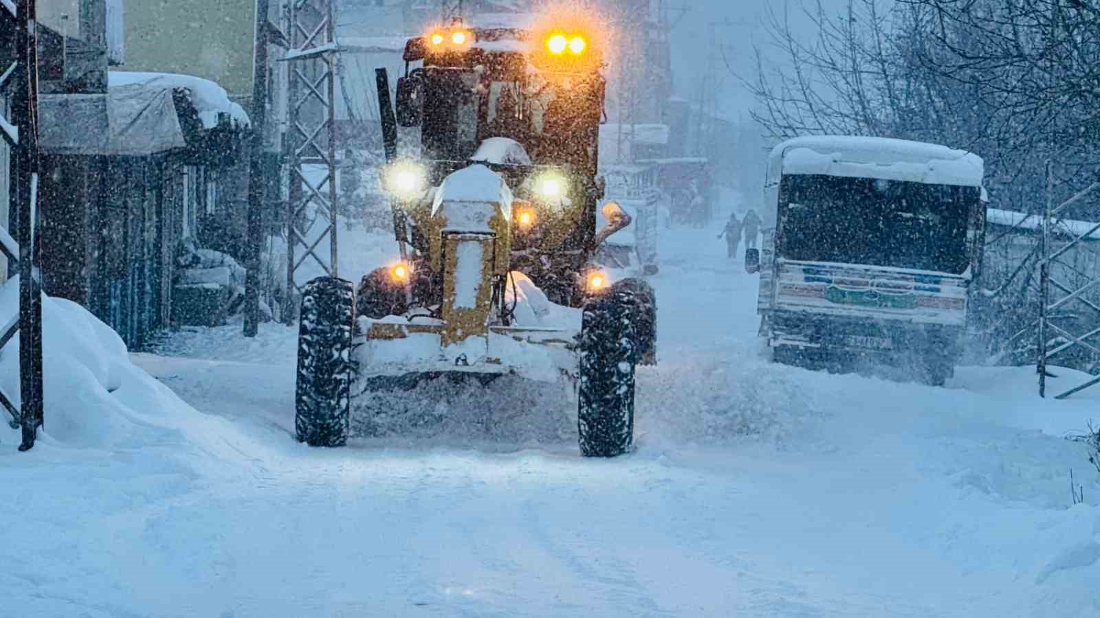 Mehmet&ccedil;ik karla kaplı yolları a&ccedil;tı
