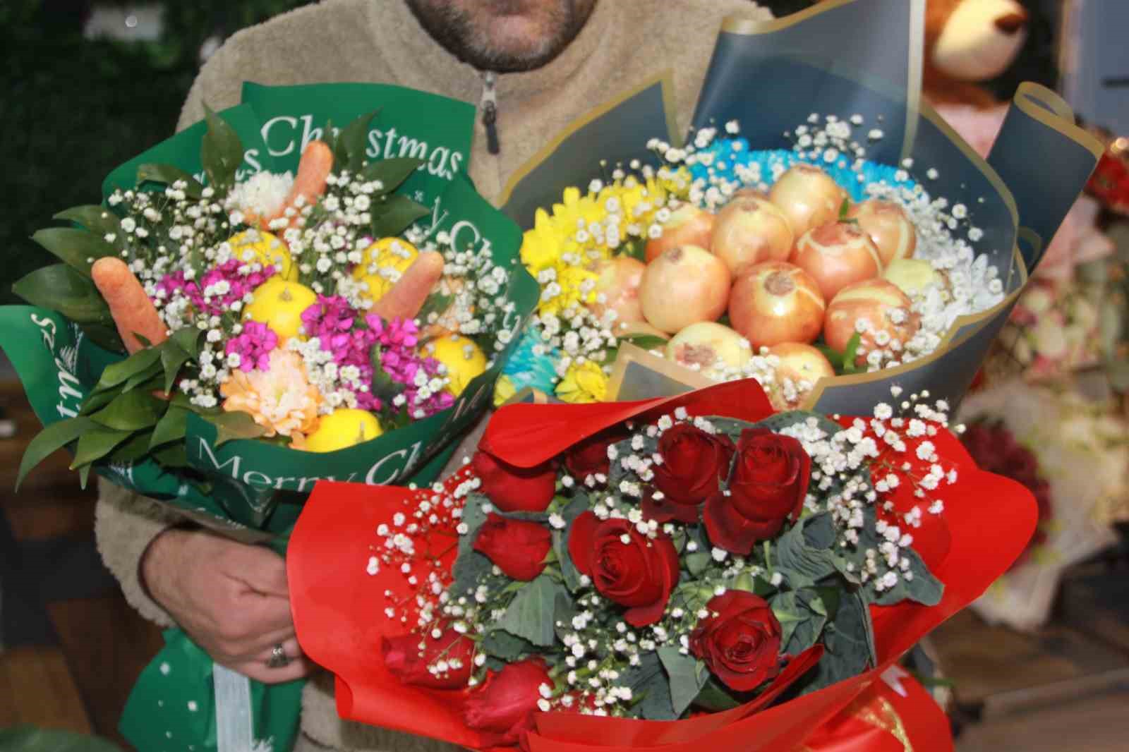 Ordulu &ccedil;i&ccedil;ek&ccedil;i Karadeniz zekasını konuşturdu: G&uuml;l buketini &rsquo;karalahana&rsquo; ile s&uuml;sl&uuml;yor
