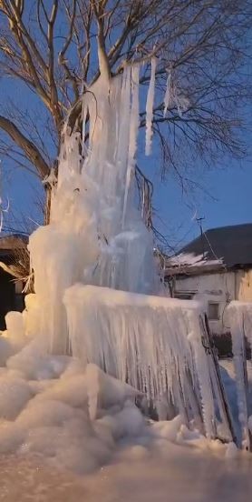 Dondurucu soğuklar su patlağını buz k&uuml;tlesine d&ouml;n&uuml;şt&uuml;rd&uuml;
