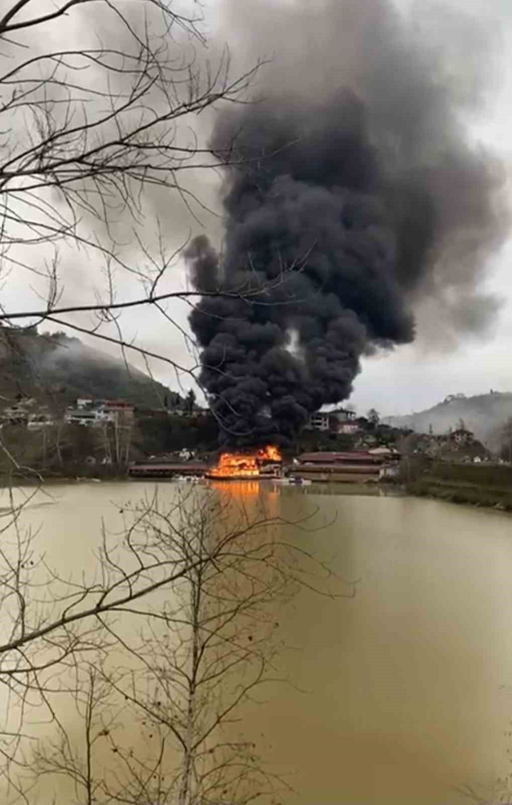 Sera G&ouml;l&uuml;&rsquo;ndeki turistik işletmede yangın
