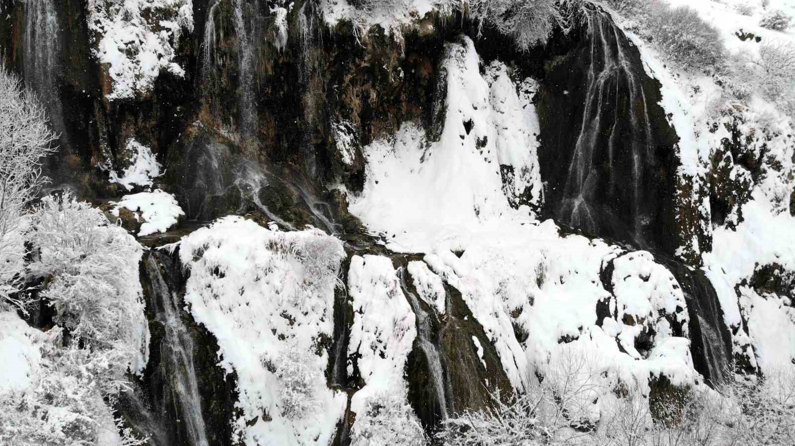 Beyaz gelinliğini giyen Girlevik Şelalesi kışın da göz kamaştırıyor