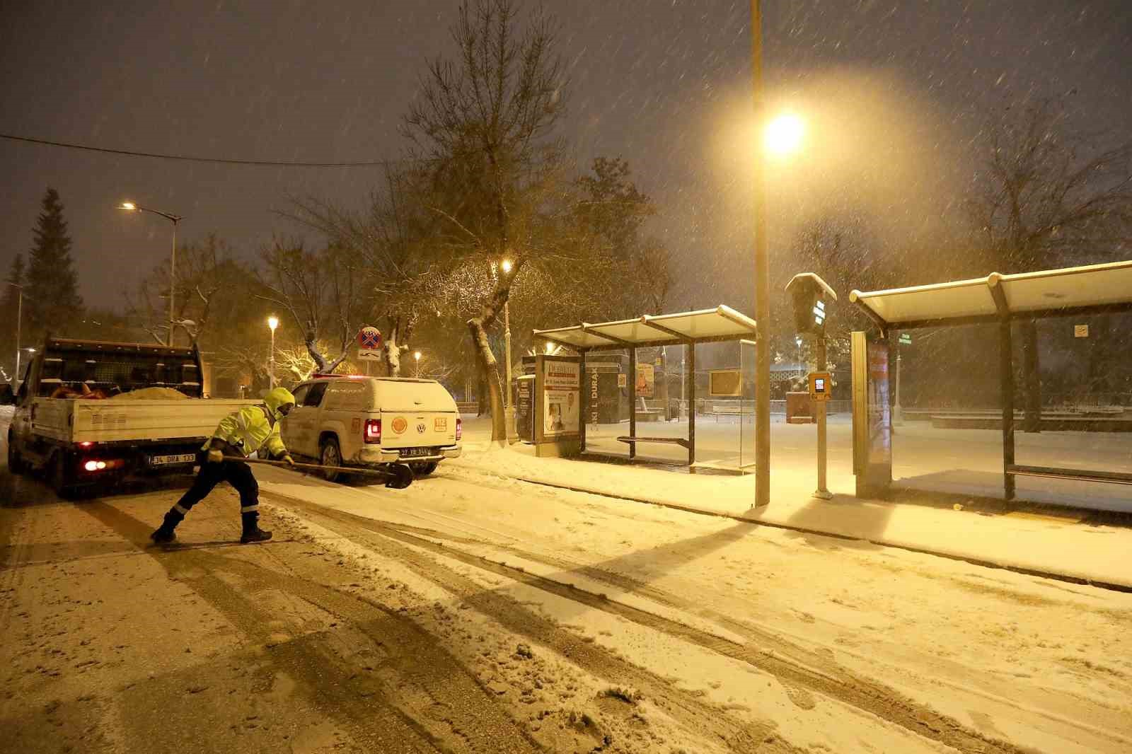 Gaziantep Büyükşehir yoğun kar yağışında tüm ekipleriyle sahada