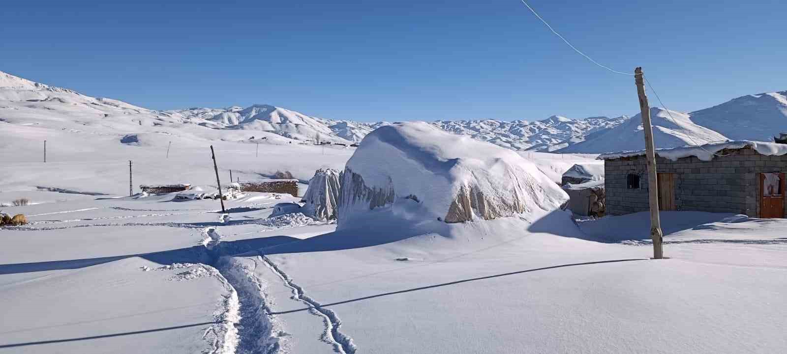 Koyunları i&ccedil;in dondurucu soğukta yaylada kaldılar

