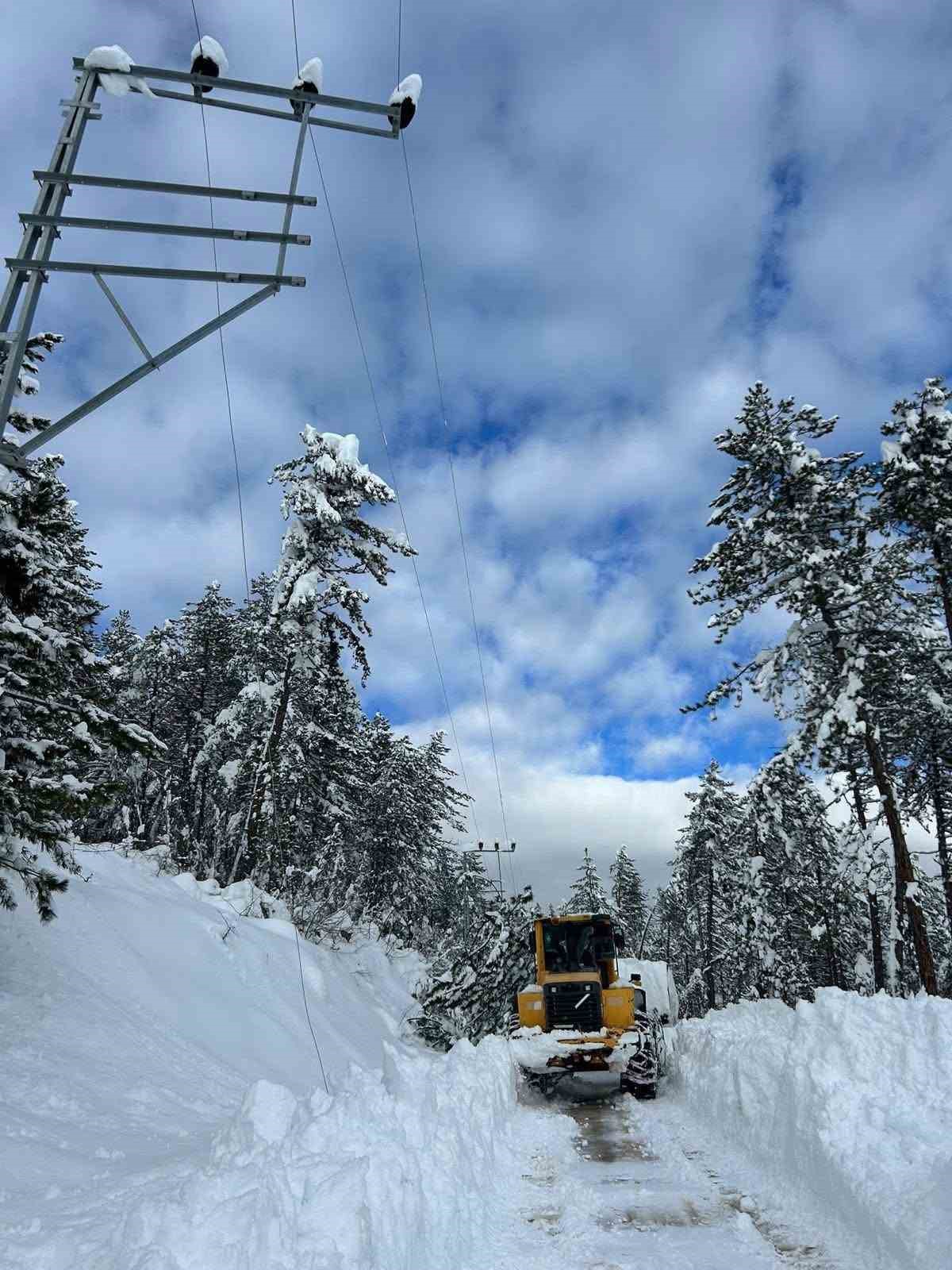 Karla kapanan 278 k&ouml;y yolundan 149&rsquo;u a&ccedil;ıldı
