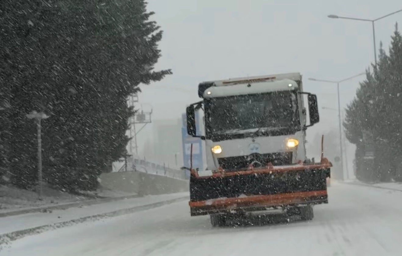 Elazığ&rsquo;da kar yağışıyla birlikte, belediye ekipleri &ccedil;alışmalara başladı

