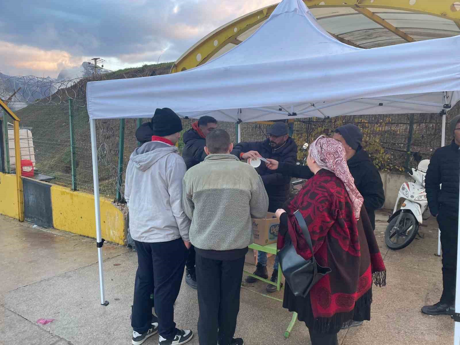 Belediyeden fabrika işçilerine sıcak çorba