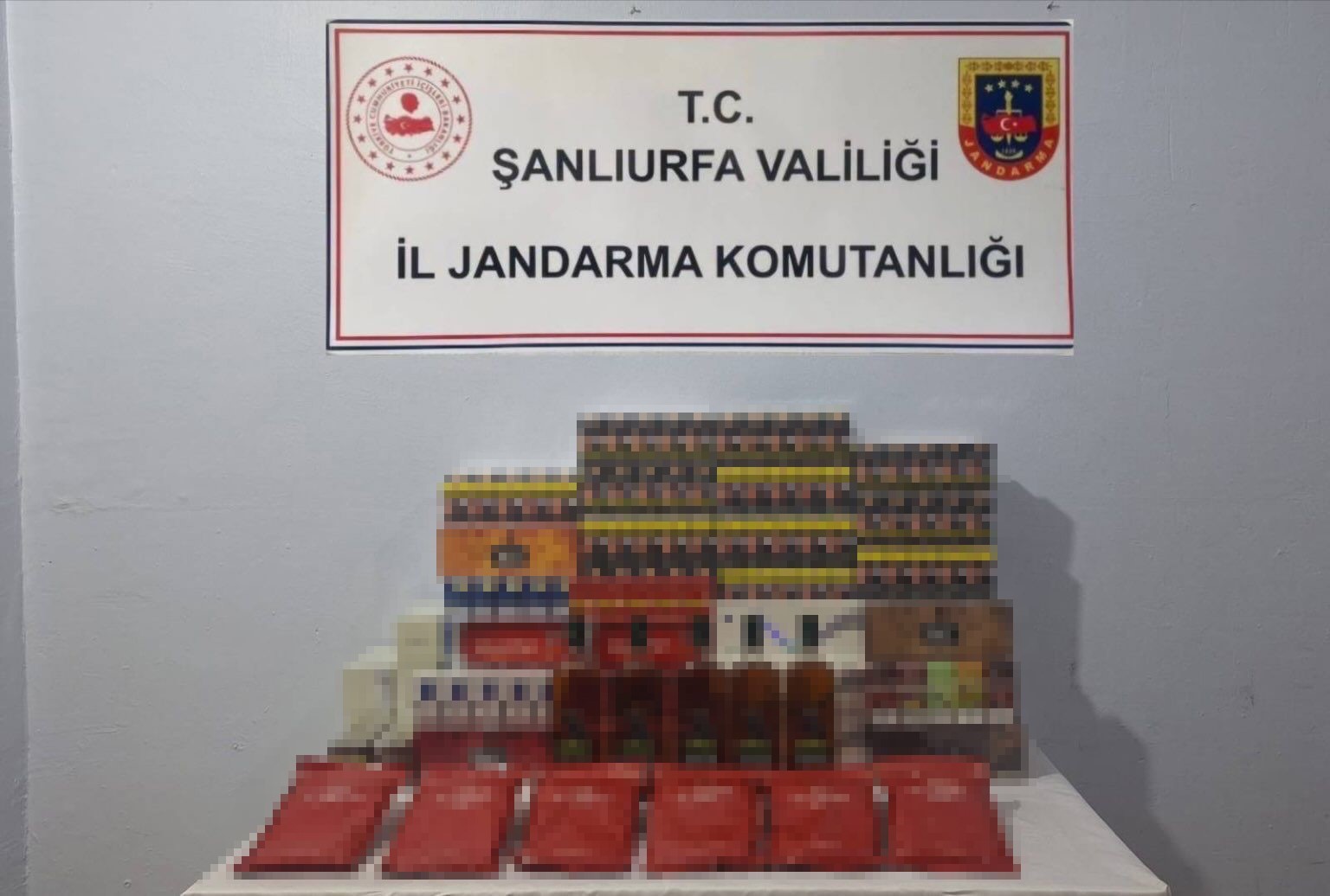 Haliliye ve Viranşehir’de kaçak alkol ve sigara ele geçirildi