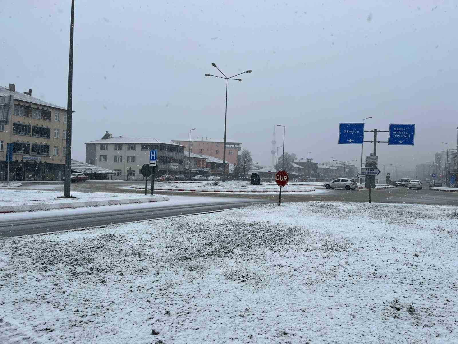 Samsun&rsquo;un Kavak il&ccedil;esi beyaza b&uuml;r&uuml;nd&uuml;

