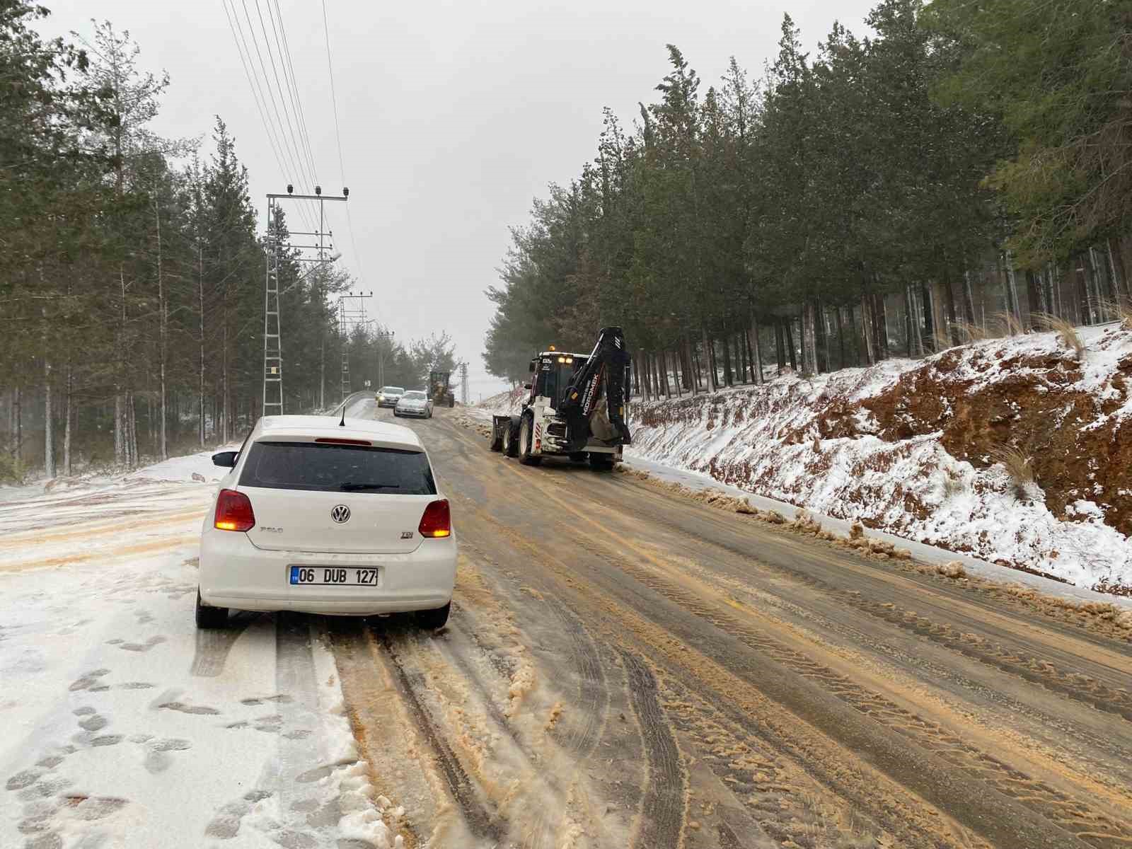 Osmaniye’de kar etkisini artırdı, 2 ilçede eğitime ara verildi