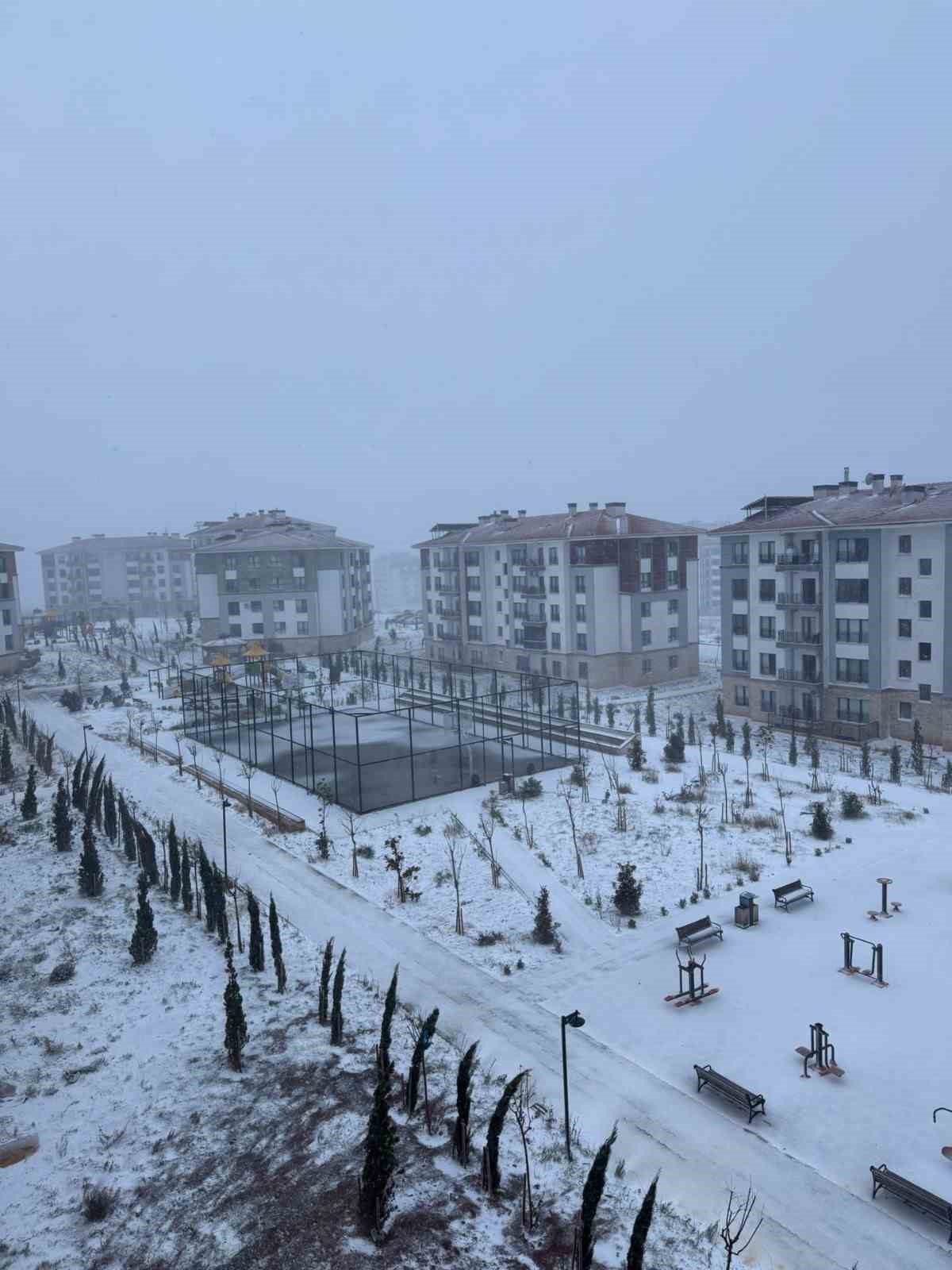 Osmaniye&rsquo;de kar etkisini artırdı, 2 il&ccedil;ede eğitime ara verildi
