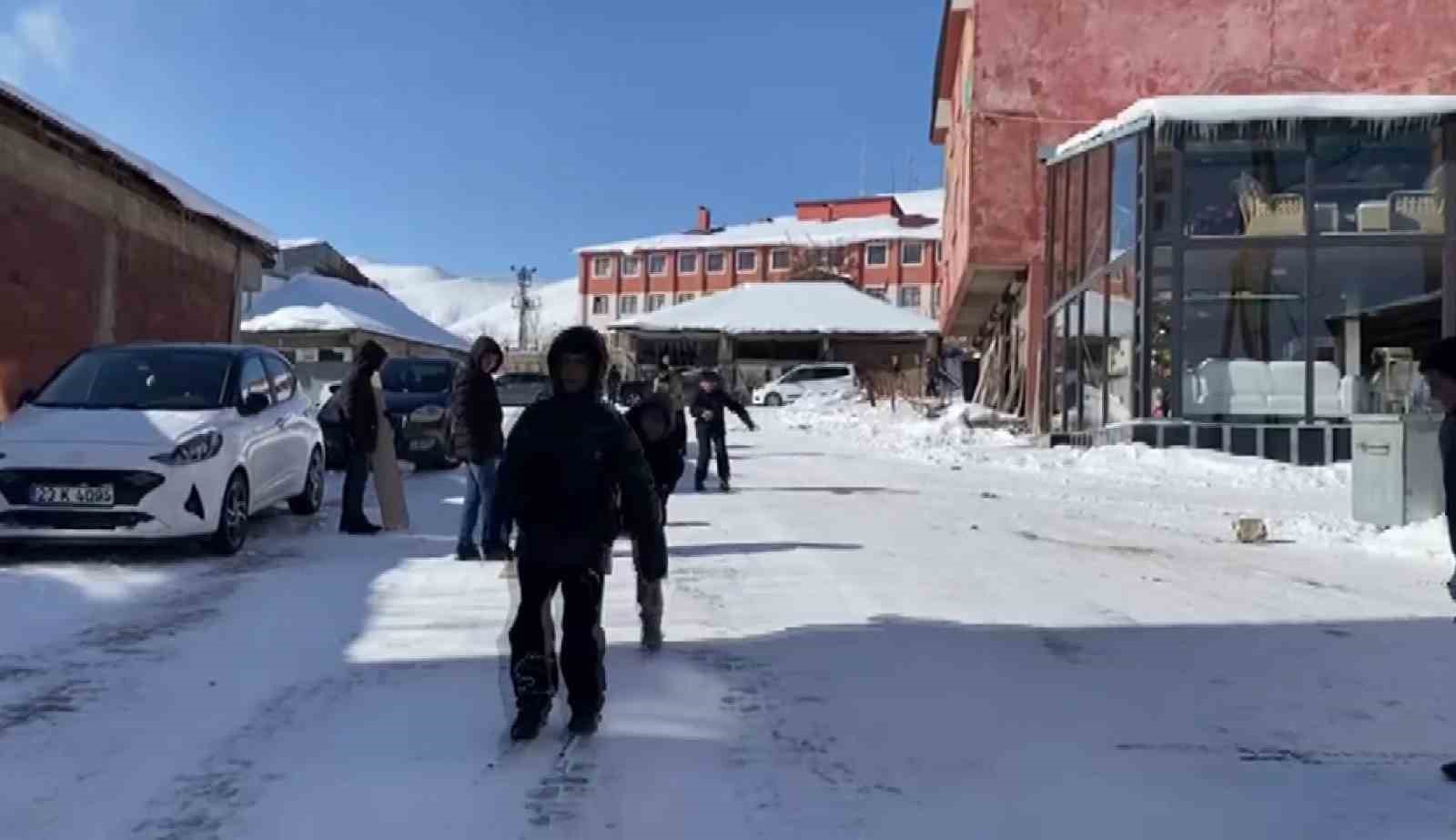 Karlıova buz tuttu: Yetişkinler cefasını, &ccedil;ocuklar ise sefasını s&uuml;rd&uuml;
