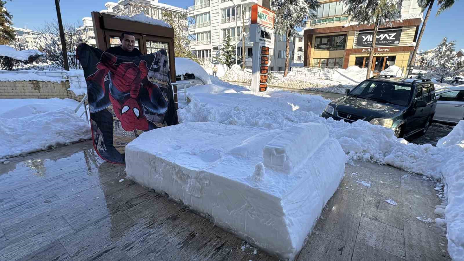 Herkes kardan gelin damat yaparken o yatak yapmayı se&ccedil;ti
