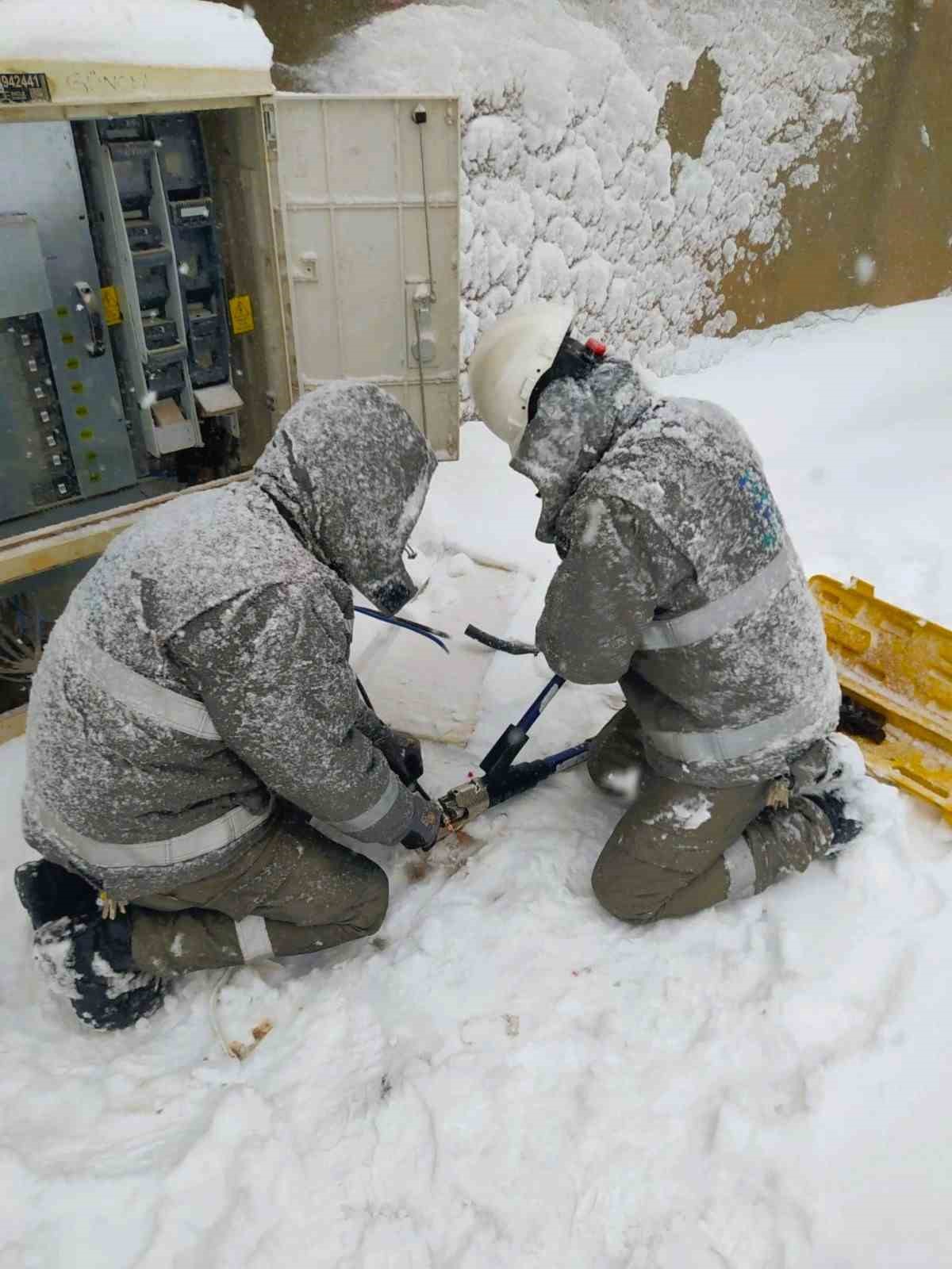 Dicle Elektrik’ten 6 ilde kar mesaisi