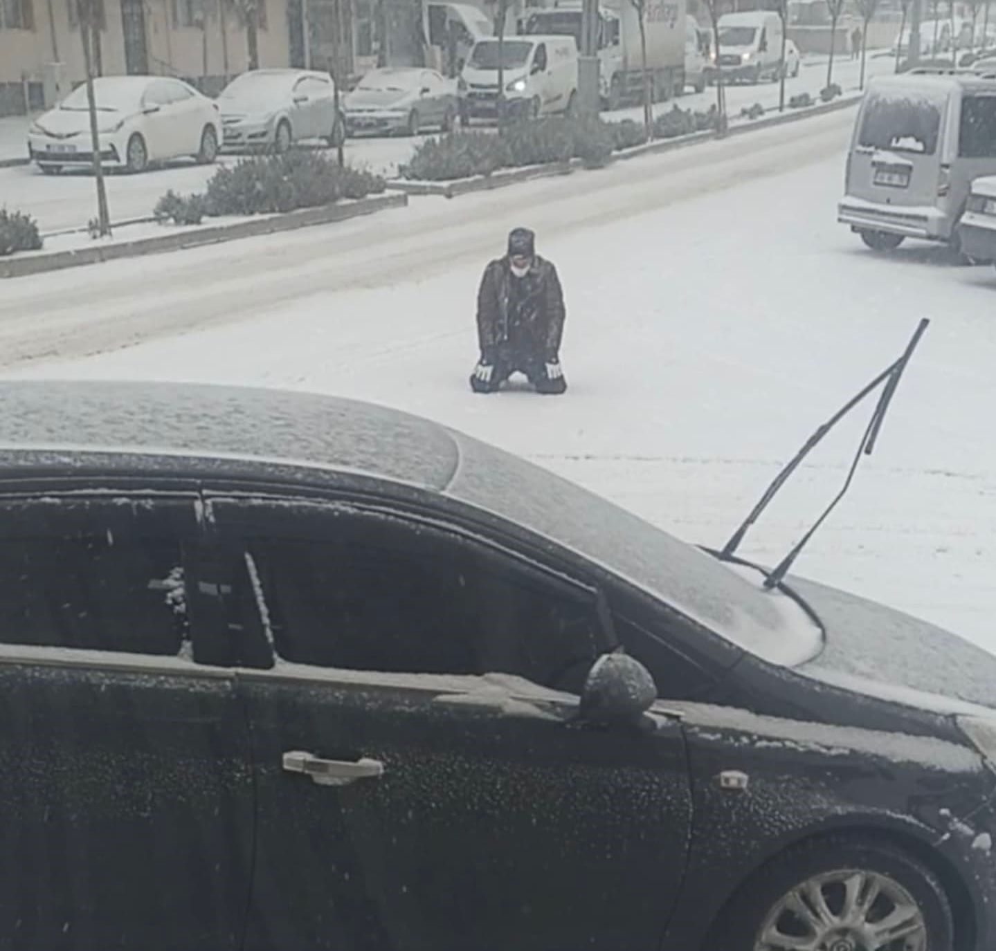 Kar yağışını görünce cadde ortasında secde etti